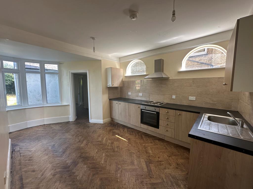 Lot: 88 - FREEHOLD BLOCK OF TWO LARGE THREE-BEDROOM FLATS - Ground floor kitchen